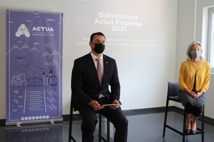 El ministre de Presidència, Economia i Empresa i president d'Actua, Jordi Gallardo, i la directora d'Actua Empresa, Judit Hidalgo, durant la presentació de la quarta edició de les subvencions.